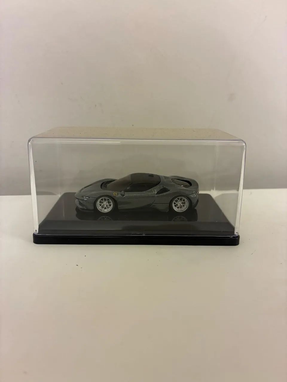 Miniatura Custom Ferrari SF90 Stradale Hotwheels + Caixa de Acrílico