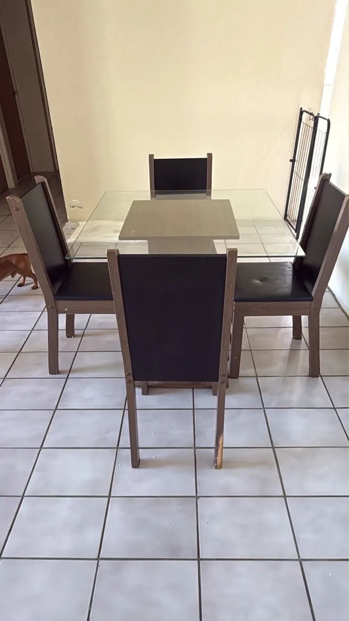Mesa de jantar com quatro cadeiras