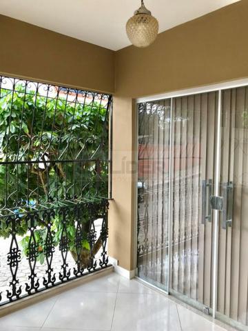 Casa com Ampla Área Sobre Dois Lotes (Esquina) - Foto 18