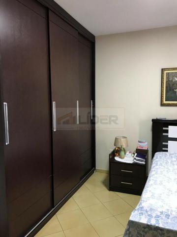 Casa com Ampla Área Sobre Dois Lotes (Esquina) - Foto 5