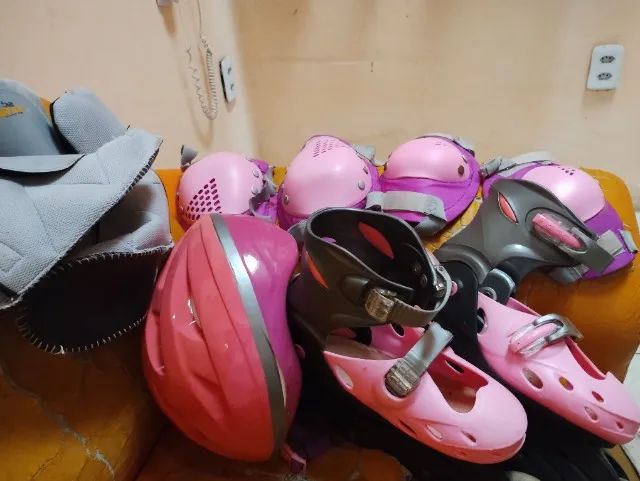 Patins completo, na cor rosa, com tamanho regulável 38 até 41 e bastante acessórios 