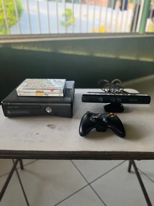 Xbox 360 com jogos e controle