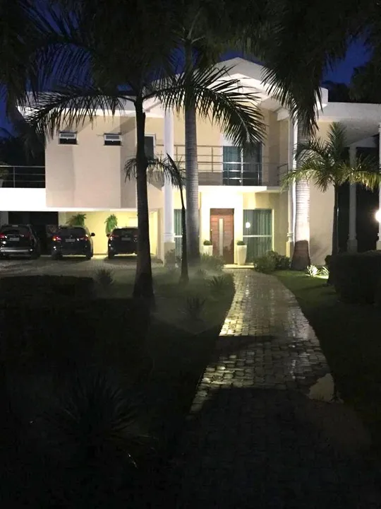 Busca vida - Casa de Luxo com Piscina em Condomínio Fechado