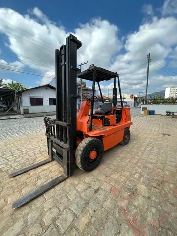 Empilhadeira Clark C300 Diesel 3,7 metros - Foto 2