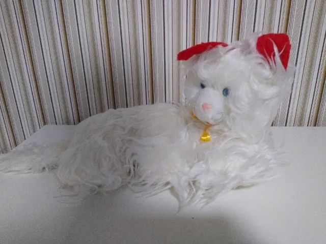 Gatinha de pelucia tem uns 40 cm