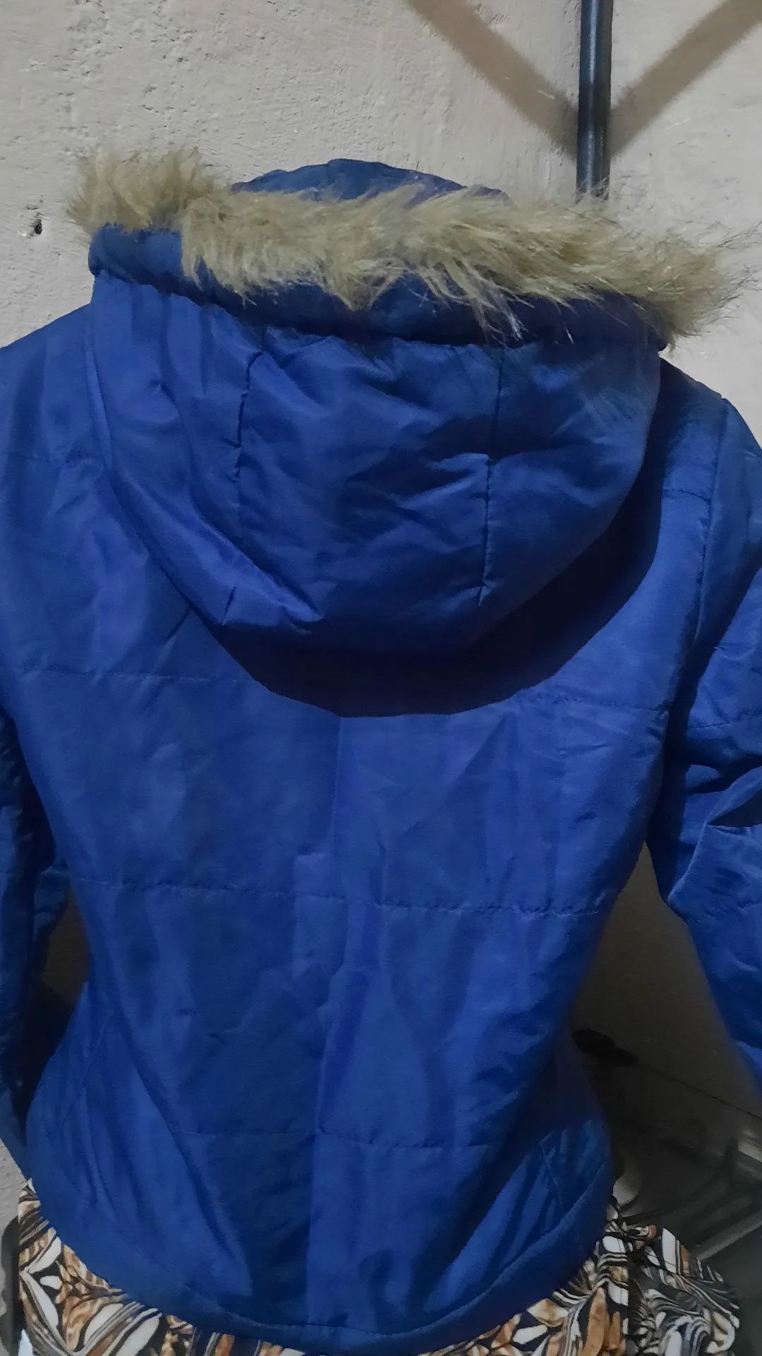 Casaco Feminino Azul com Capuz de Pelúcia - Foto 2