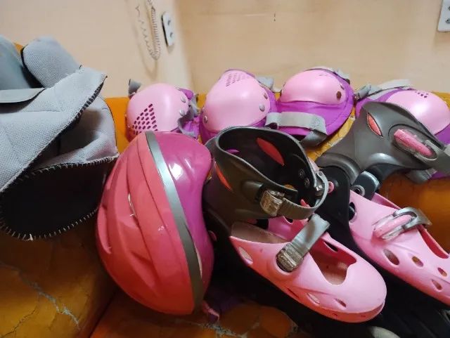 Patins completo, na cor rosa, com tamanho regulável 38 até 41 e bastante acessórios  - Foto 3