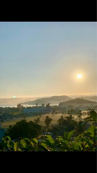 Linda casa com piscina , 04 suítes , 06 vagas garagens . - Foto 2