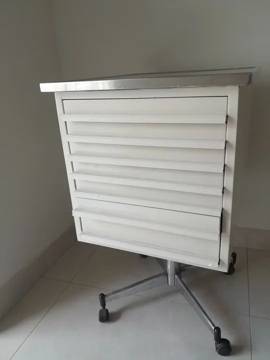 Armário (mesa auxiliar)