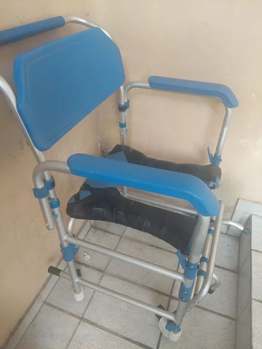Cadeira de rodas com assento sanitário - Foto 3