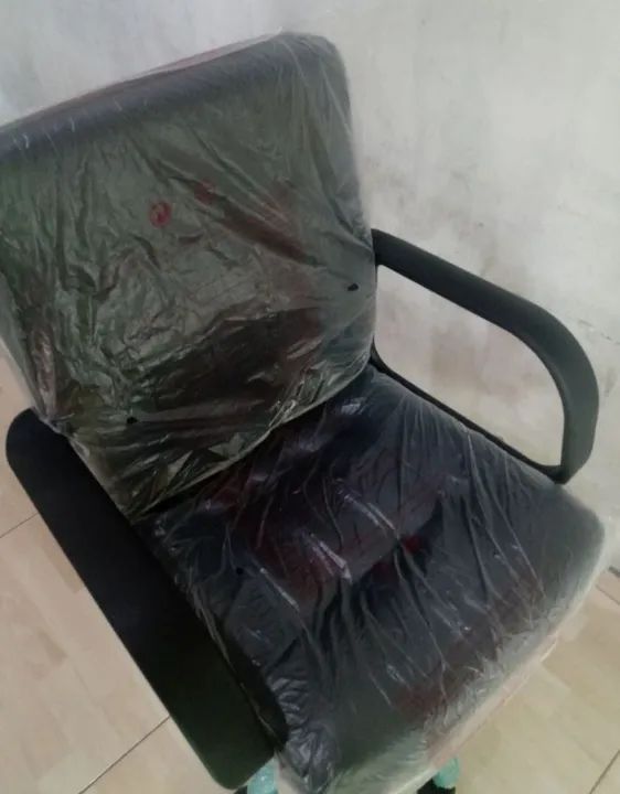 Em estoque na caixa. Cadeira de Escritório Giratória.