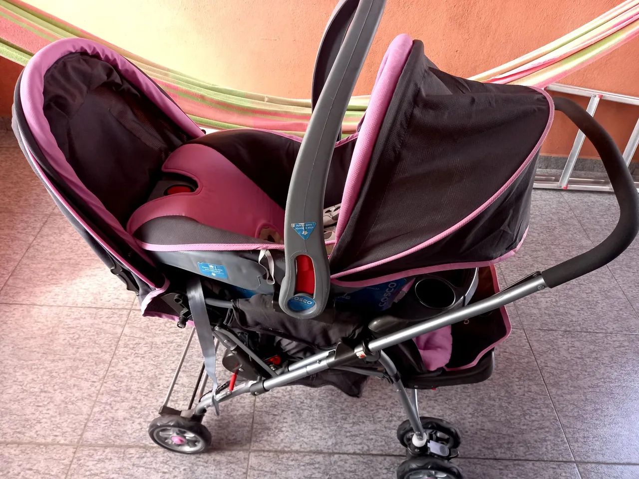 Carrinho de Bebê com Bebê Conforto - COSCO