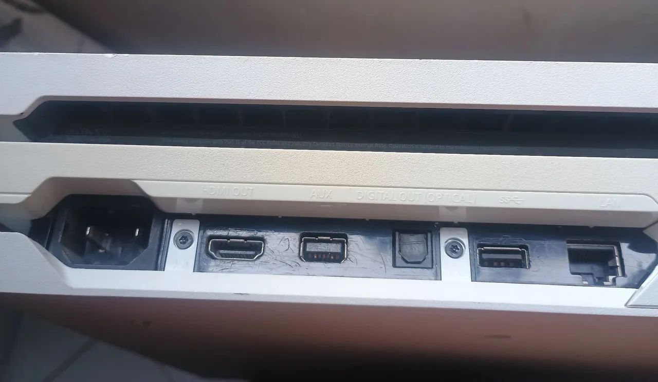 Playstation 4 (PRO) branco com dois controles e jogo - Foto 2
