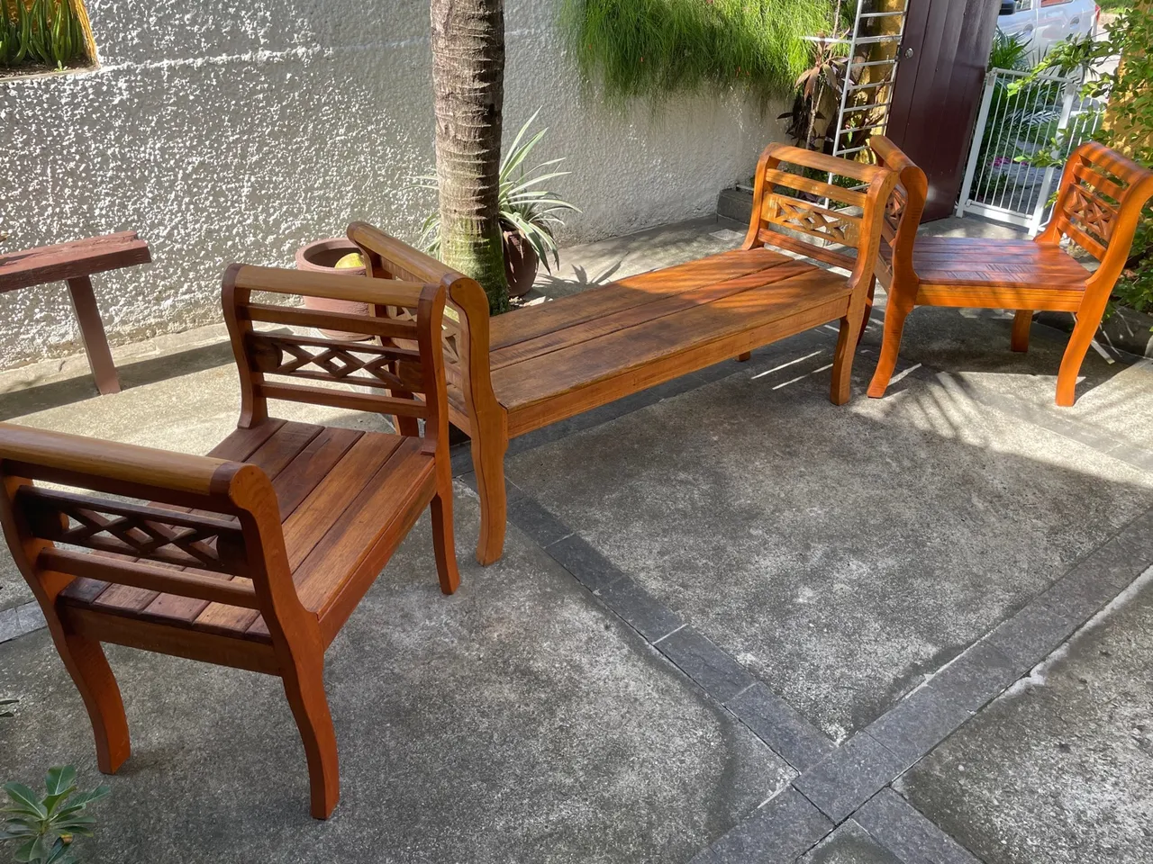 Conjunto de bancos rústicos, modelo divan, em madeira maciça