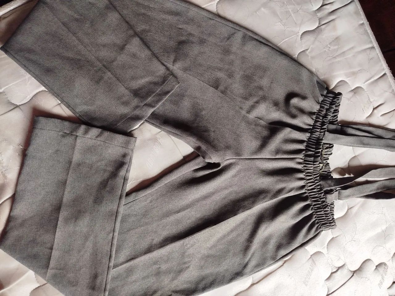 Calça cinza com Suspensórios