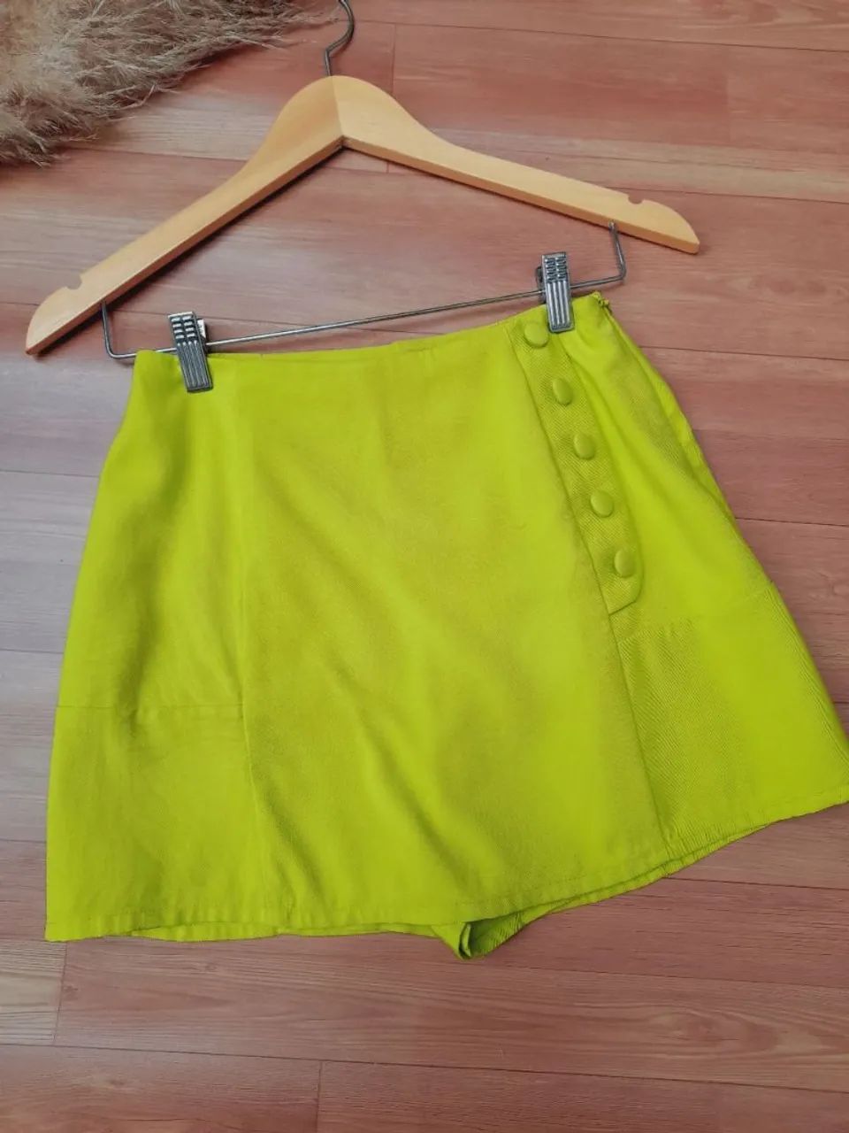 Short Saia Neon com Botões