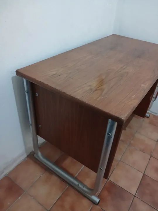 Escrivaninha de madeira com 3 gavetas medidas 1,15 X 0,60m altura 0,74m - Foto 2