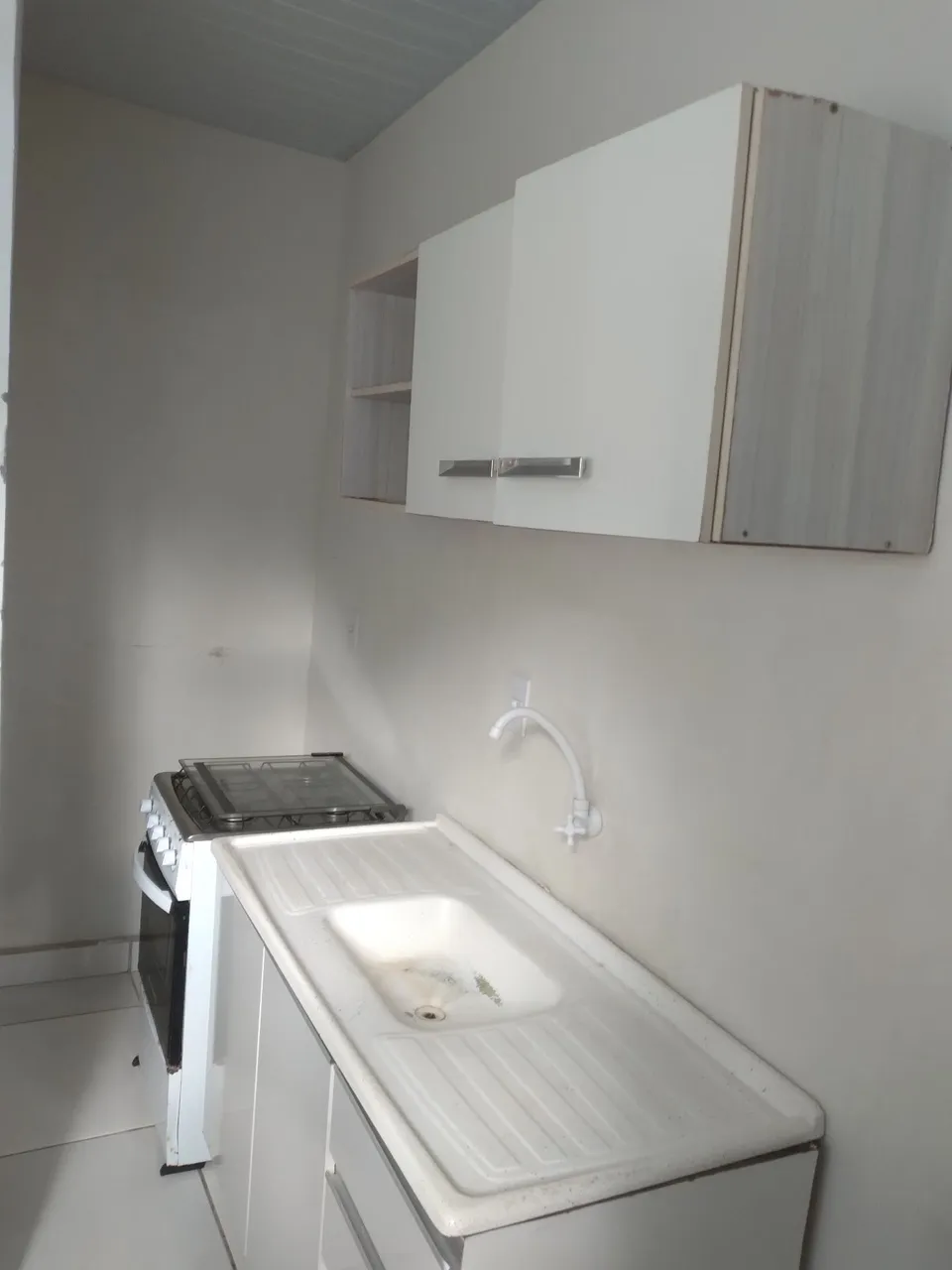 Alugo kitnet 1.100 *