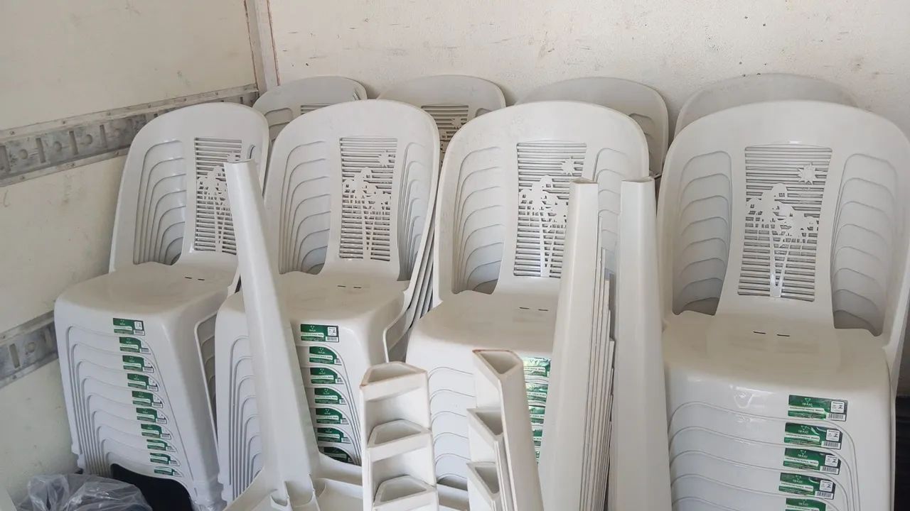 Cadeiras Plásticas Brancas - Ideal para Eventos