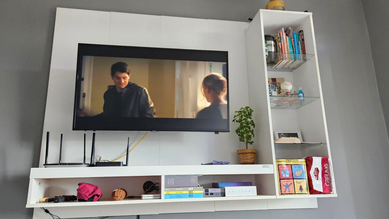Painel para TV com prateleiras e nichos