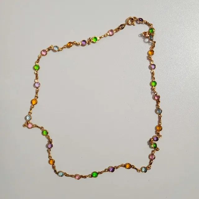 Colar dourado com pedrinhas coloridas - Foto 2