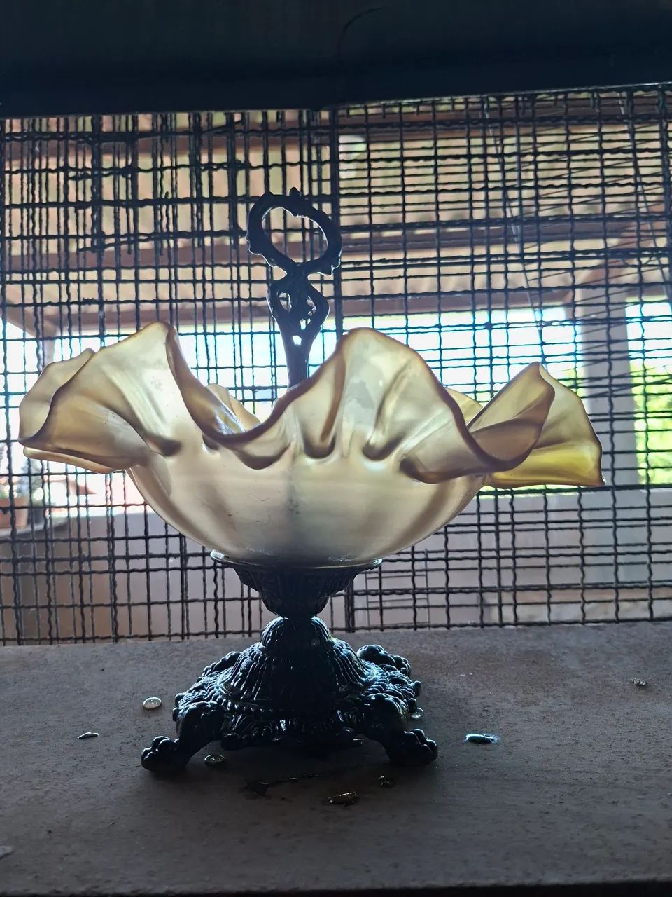 Fruteira Antiga em Vidro Artístico com Base em Metal - Peça Decorativa Vintage - Foto 2