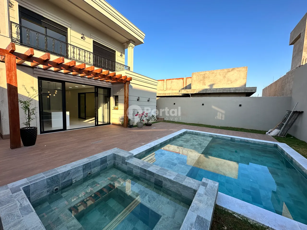 Casa de condomínio sobrado para venda tem 306 metros quadrados com 4 quartos