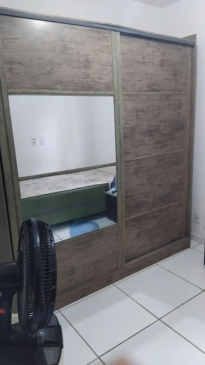 Guarda-Roupa com espelho e design amadeirado