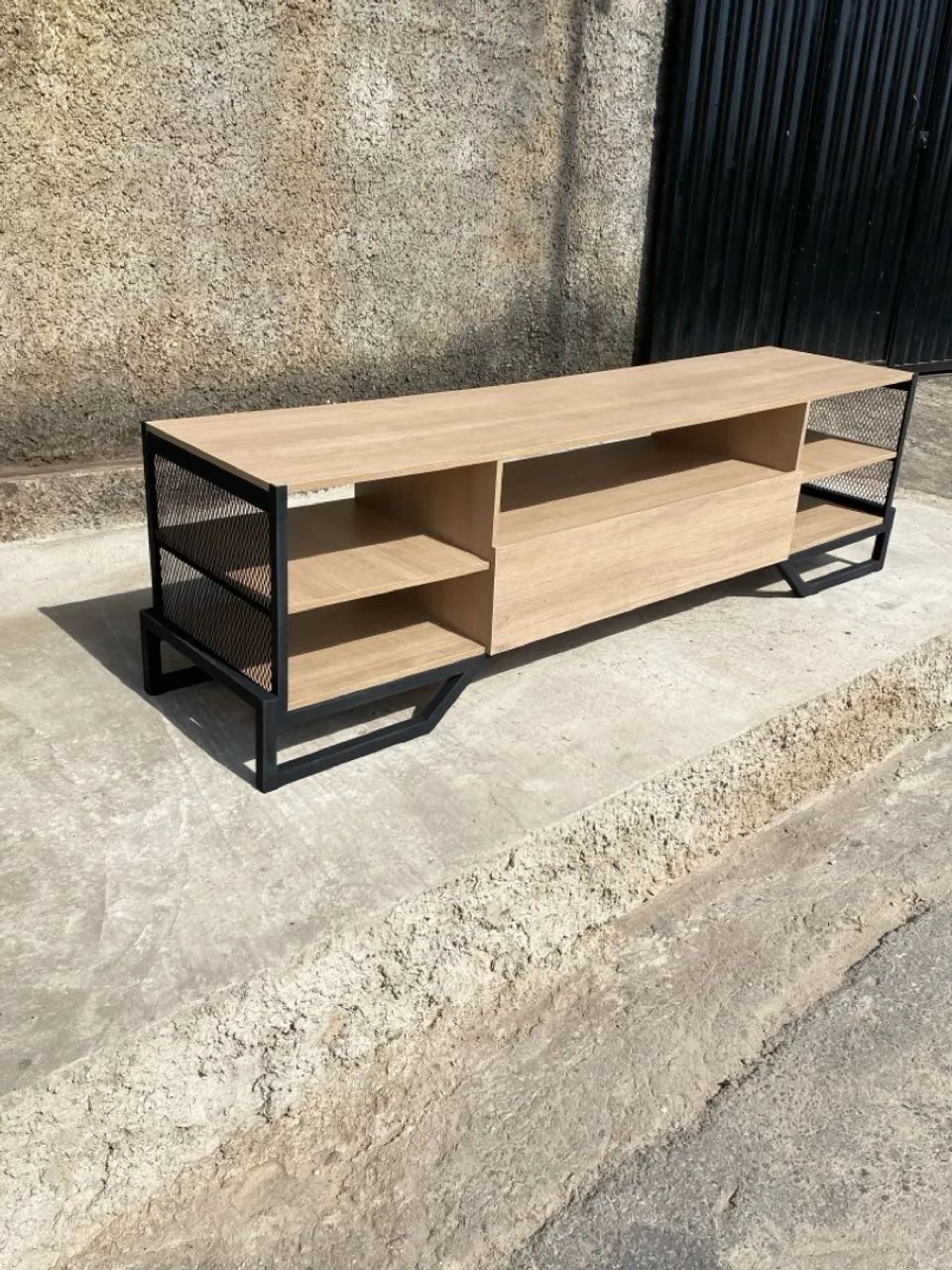 Rack moderno com estrutura em metal e madeira - Foto 4