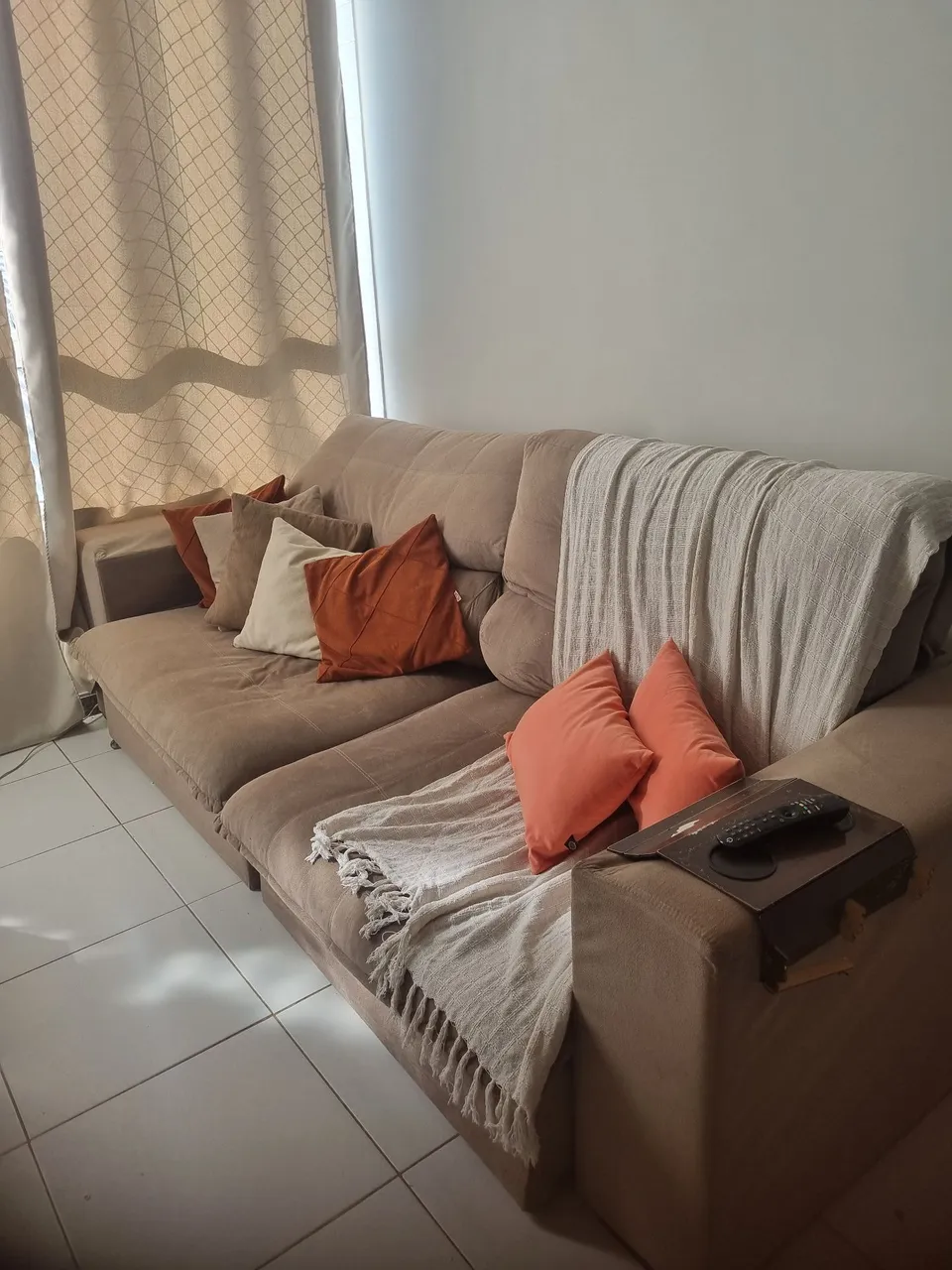 Sofá confortável com almofadas decorativas