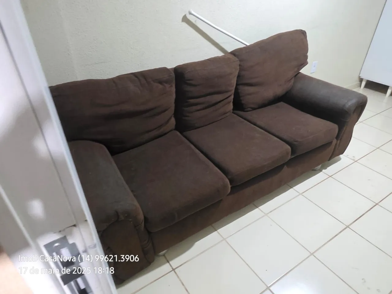 Sofá 3 lugares marrom confortável