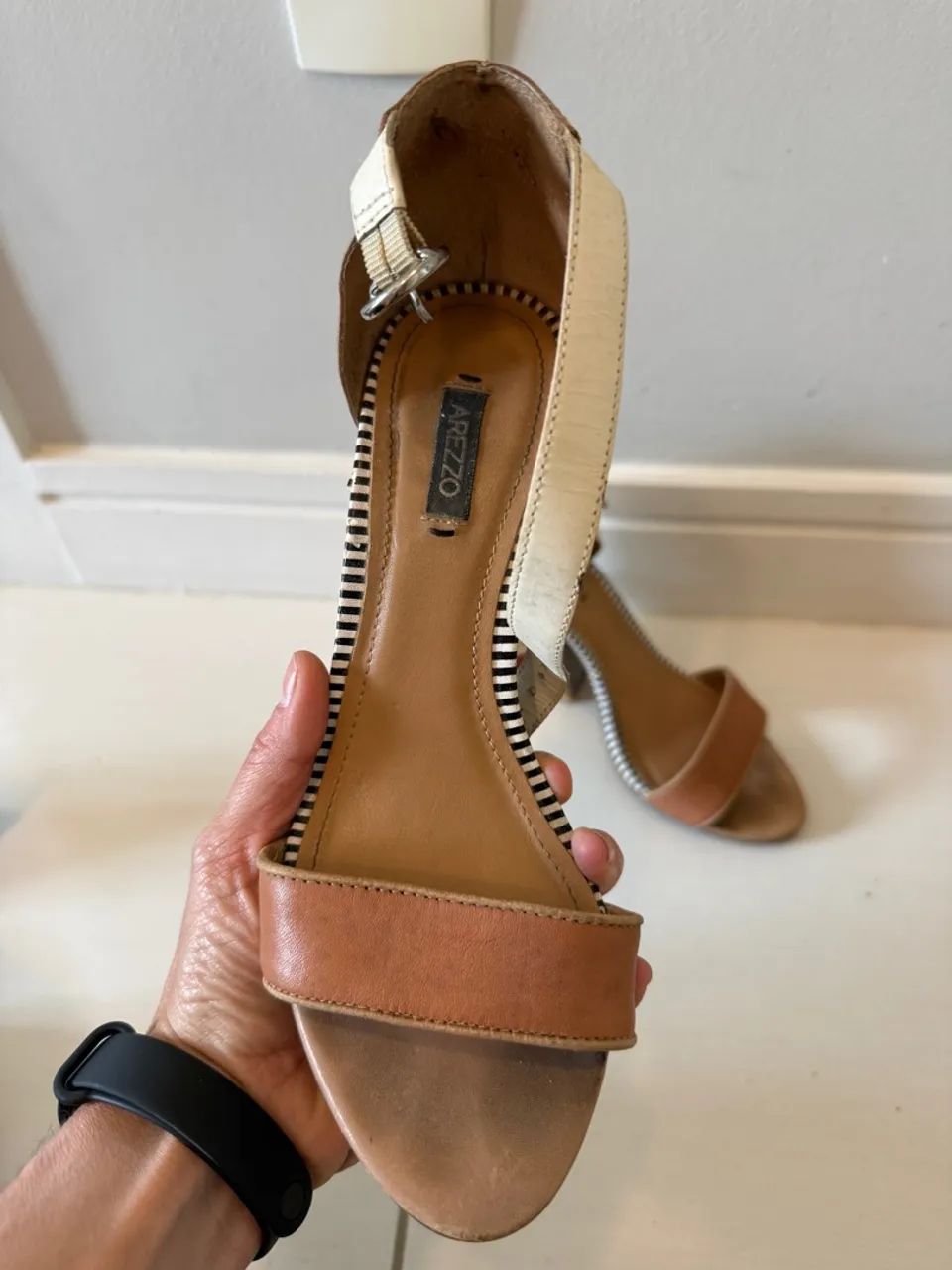 Sandália Arezzo salto bloco número 35