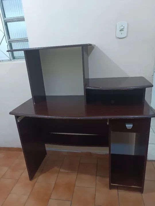 Escrivaninha de madeira com prateleiras