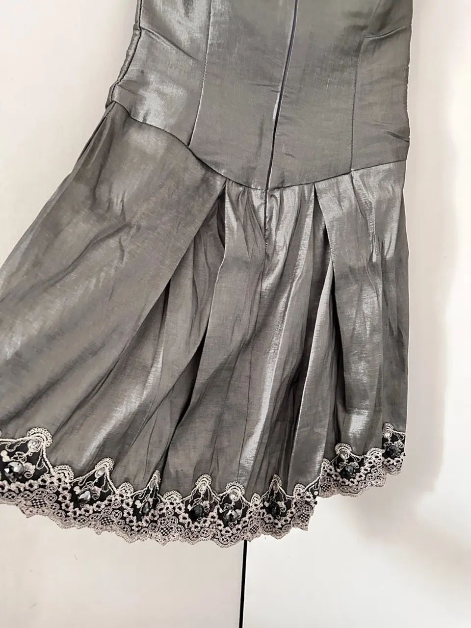 Vestido de festa cinza com detalhes - Foto 2