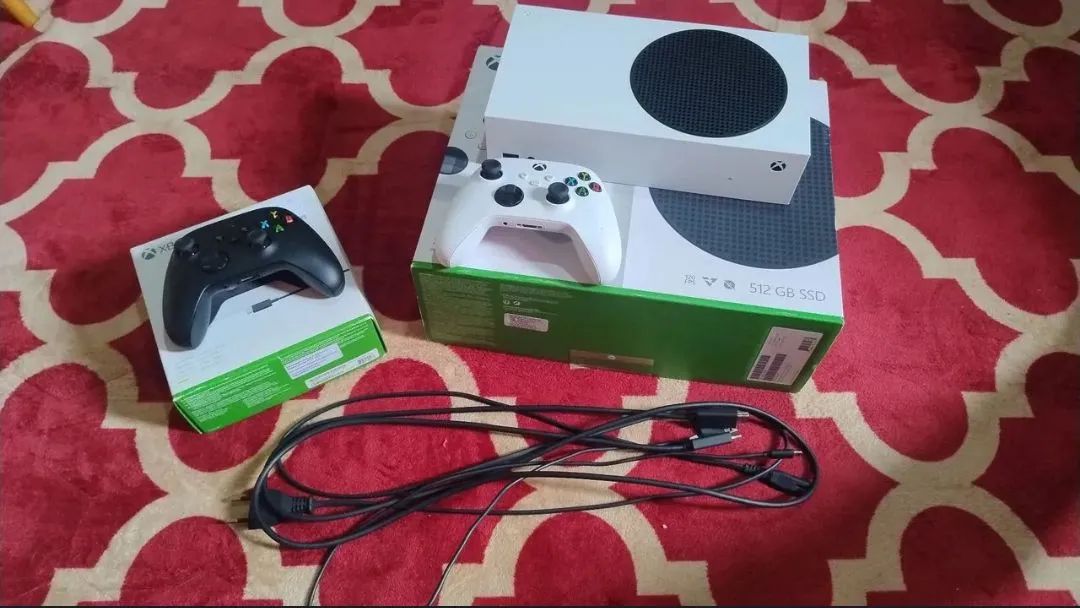 Xbox Series S com 2 controles 