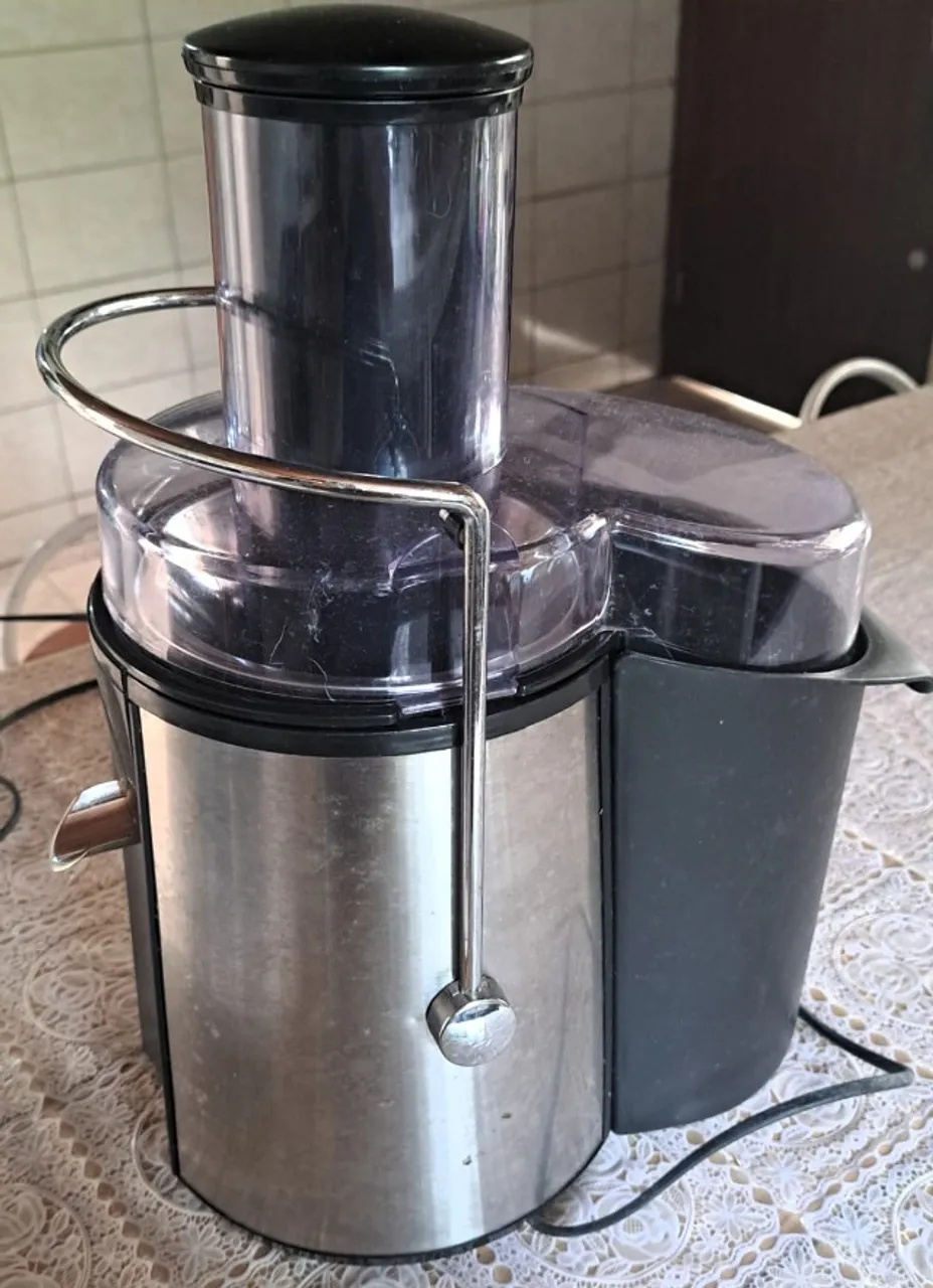 Centrífuga de Frutas 127V 700W Juicer - R$100