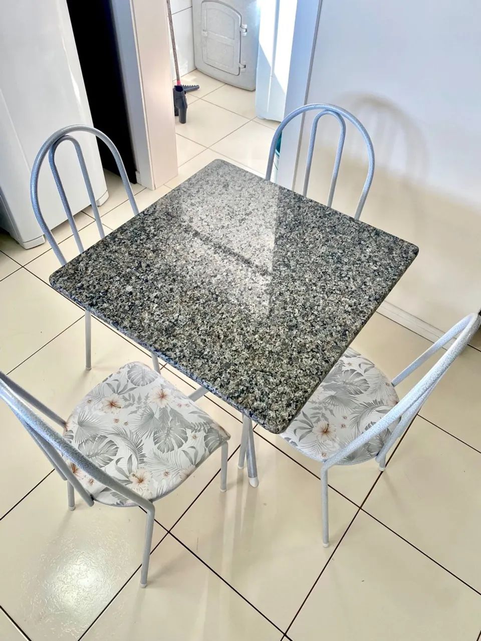 Mesa de Jantar com Tampo de Granito - 4 cadeiras pintura epóxi