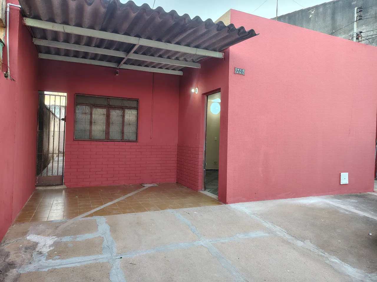 Alugo casa com 3 quartos no setor Qnh-06 próximo a feira dos goianos.