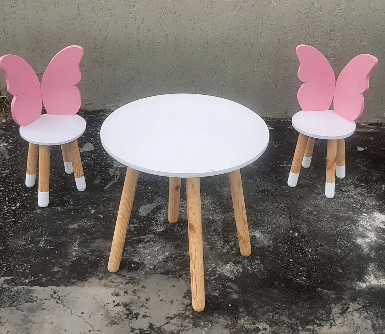 Mesa e cadeiras infantis personalizadas 