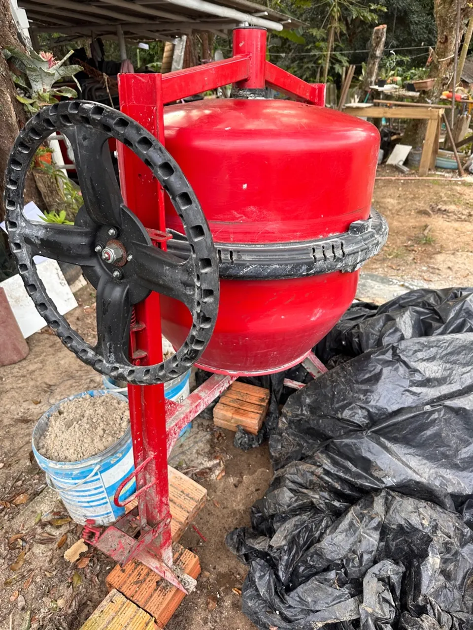 Betoneira de 150 litros semi nova