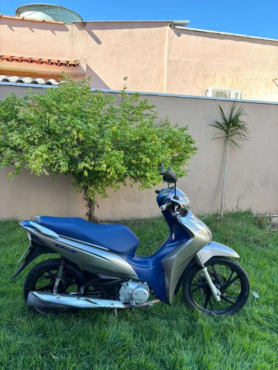 Vendo ou troco por Honda biz 125 prata 2020 - Foto 2