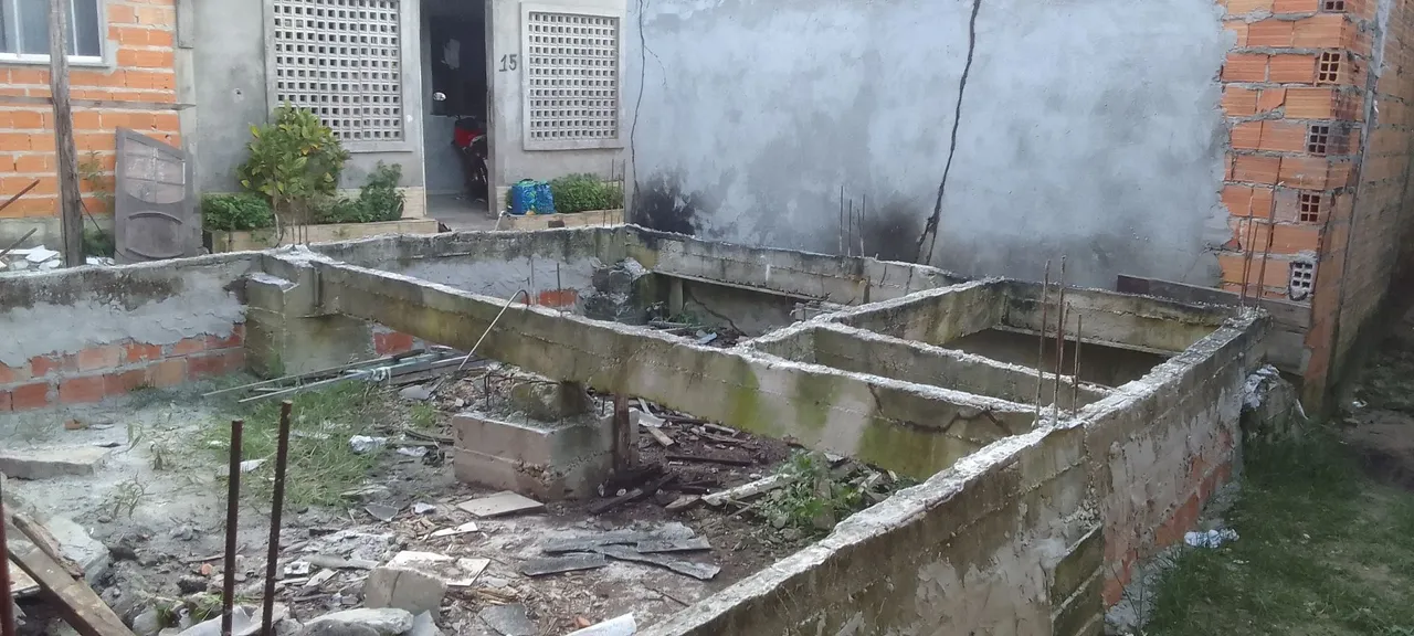Terreno com as fundações e figas todas feitas