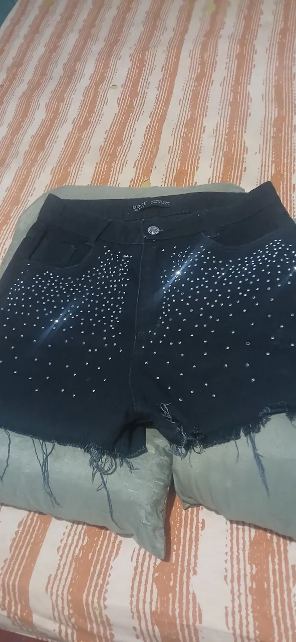 Shorts Jeans Preto com Strass e a outra com detalhes nas laterais