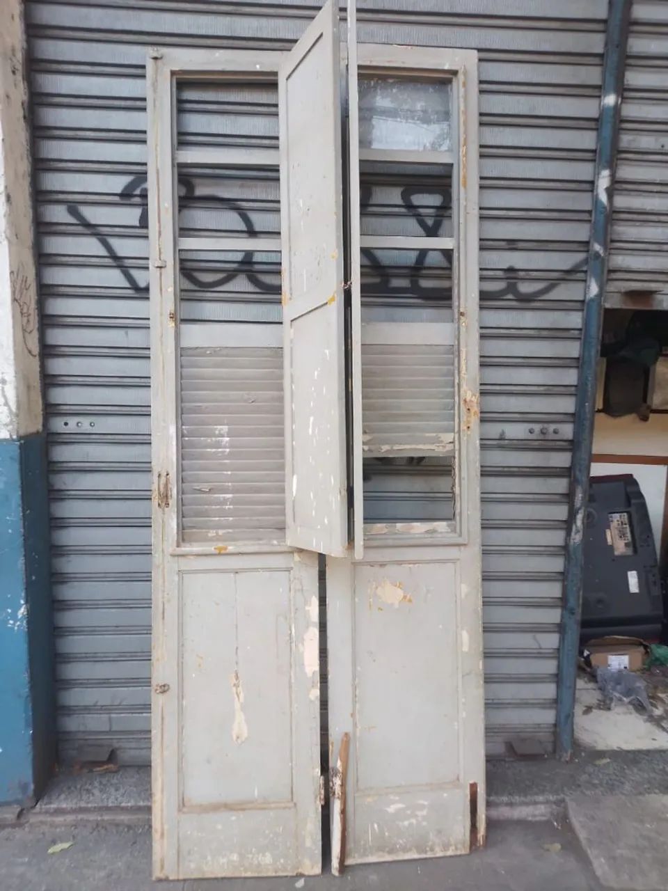 2 Portas de madeira maciça 2,40 altura - Foto 3