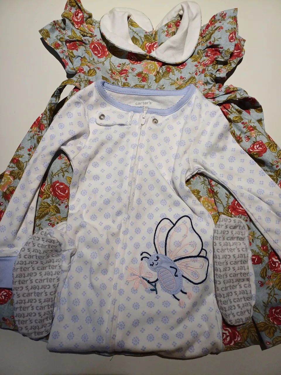 Conjunto Macacão Carter's Bebê - Unissex - Tam. 1 ano e Vestido Floral Tam. 1 ano