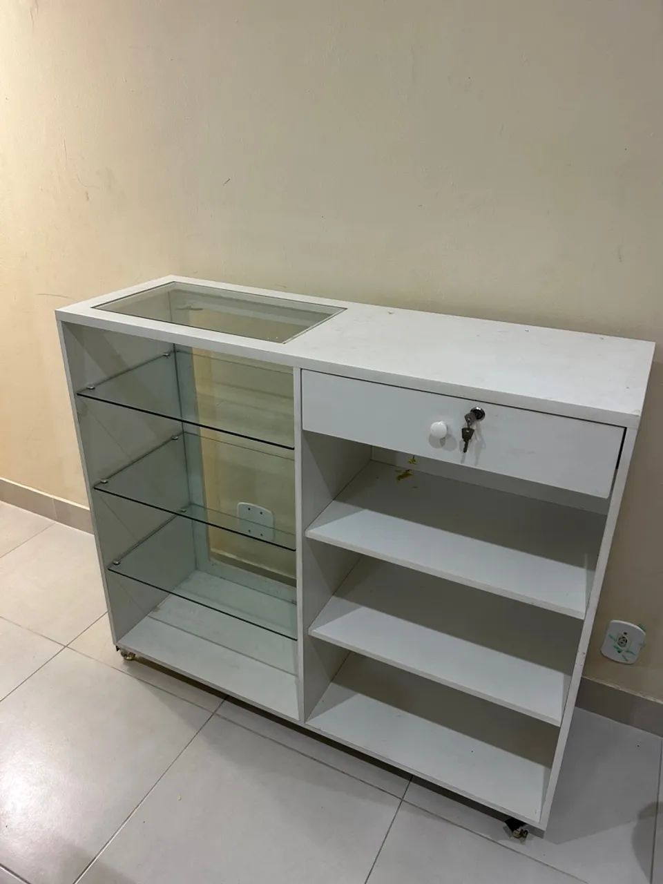 Balcão Expositor com Gaveta e Prateleiras