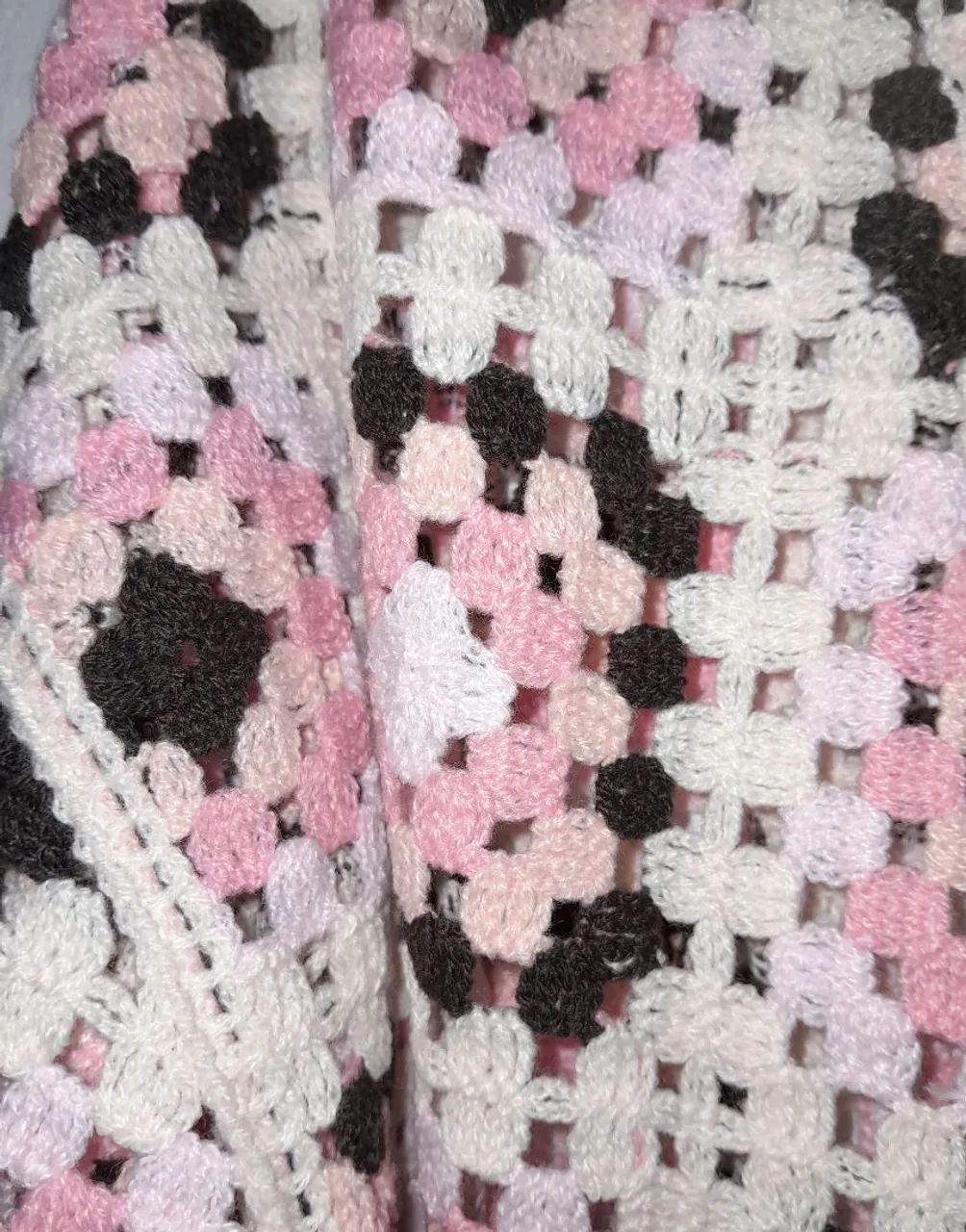 Casaco Crochê Branco com Detalhes Rosa - Foto 4