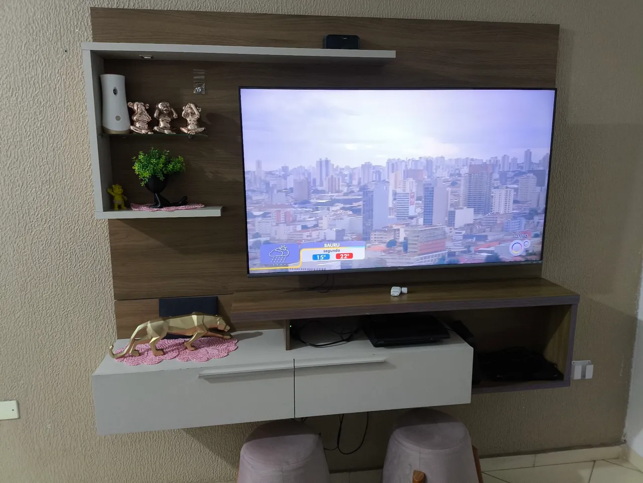 Painel de TV Moderno com Prateleiras e Detalhes Decorativos
