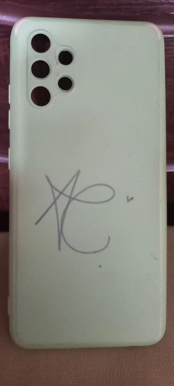 Capa de celular verde autografada pela Ana castela - Foto 2