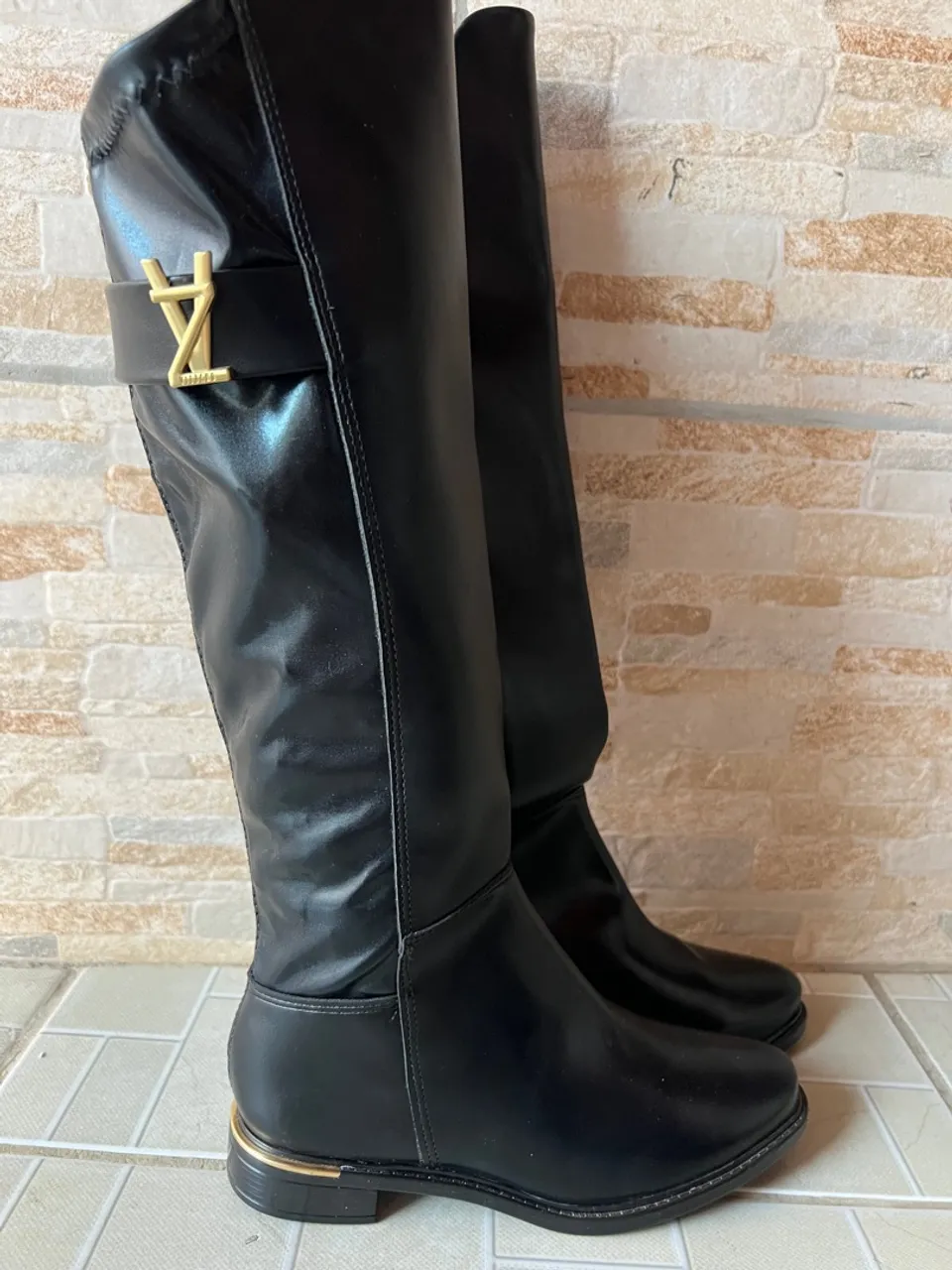 Bota feminina cano longo preta com detalhe dourado
